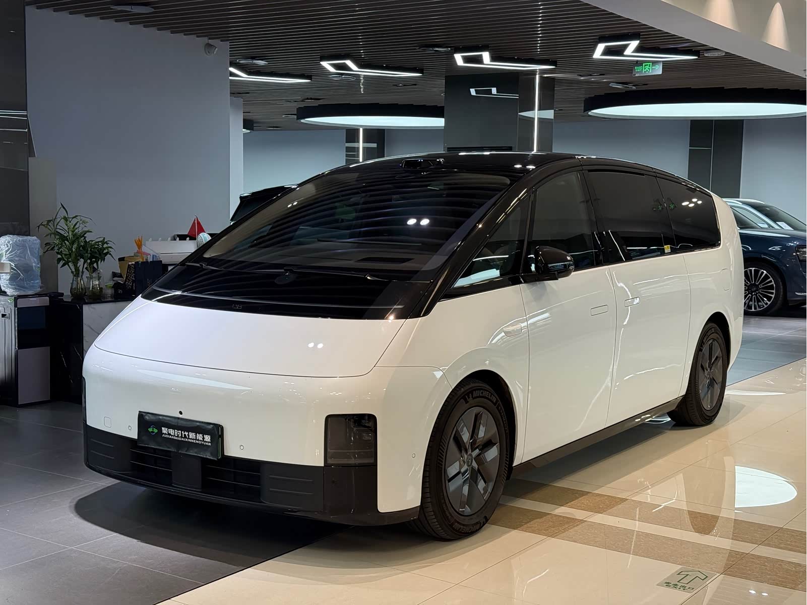 LiXiang MEGA